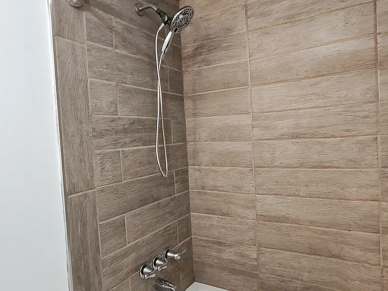 Full Bath- New shower head and curtain rod
