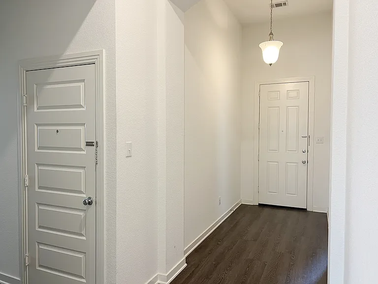 1120 Sheldon Dr — Photo 4