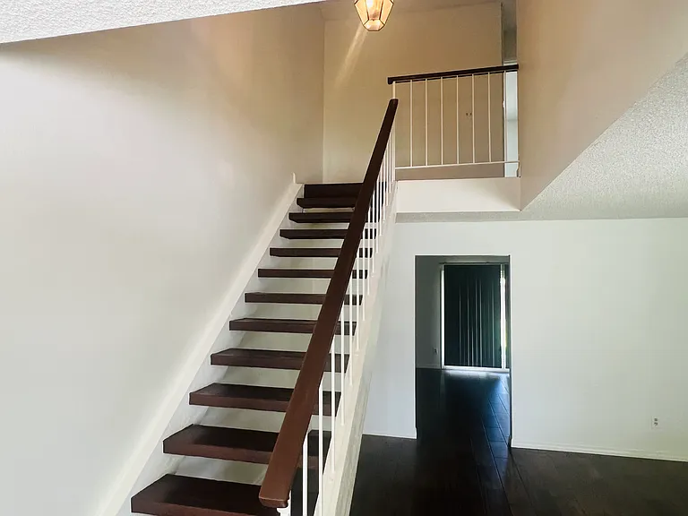 744 W Montrose St — Photo 7