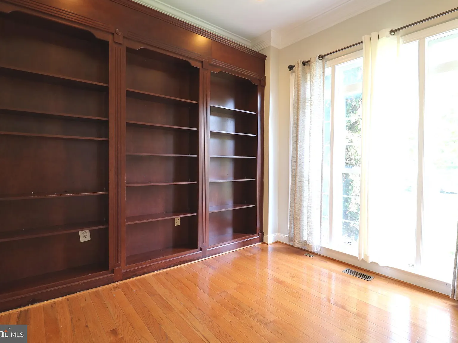 5 bed, 4.5 bath, 5129 sqft, $5,250 — Photo 4