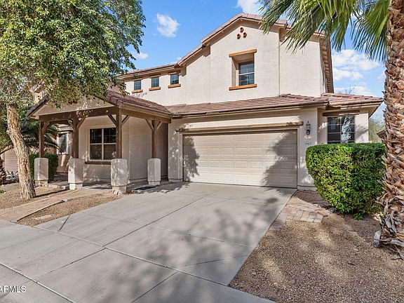 3rd image of 440 W WISTERIA Place