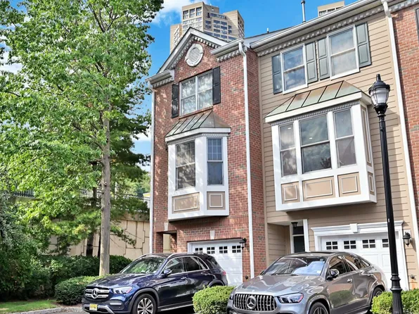 242 Brower Ct, West New York, NJ 07093