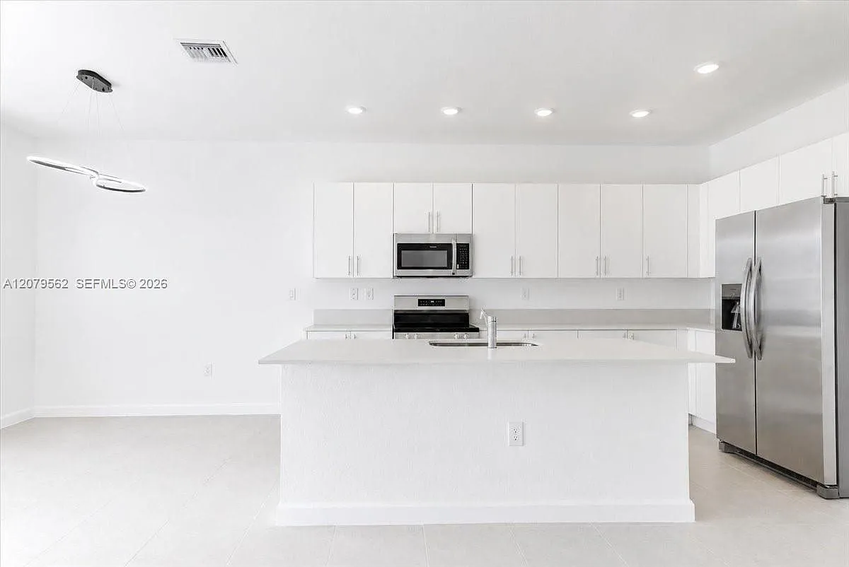 4 bed, 1000 sqft, $4,100 — Photo 4