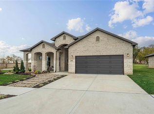 18520 W 195th St, Spring Hill, KS 66083