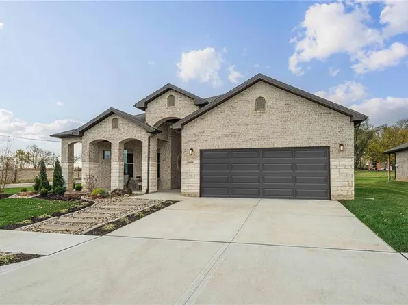 18520 W 195th St, Spring Hill, KS 66083