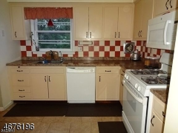 5th image of 11 Laurelton Rd