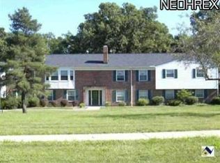 7040 Carriage Hill Dr, Brecksville, OH 44141