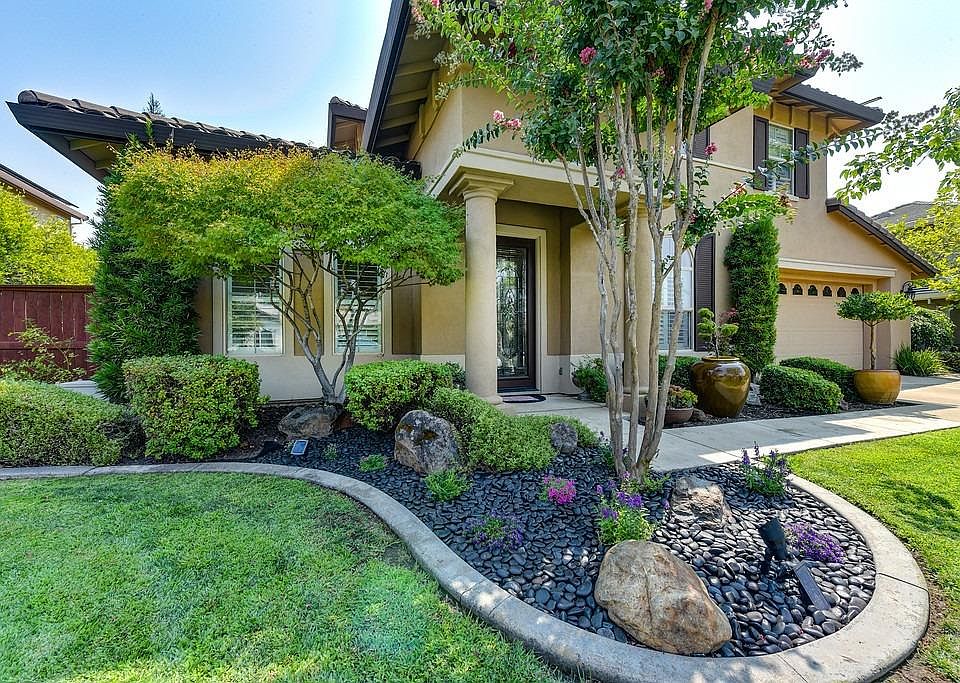2nd image of 3811 Sylvan Dr