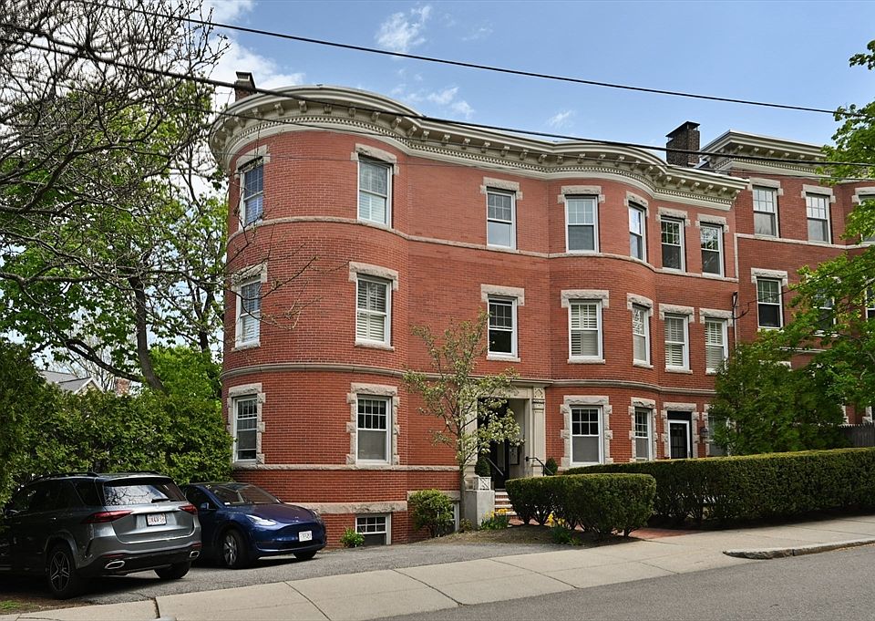 1st image of 8 Colbourne Cres #3