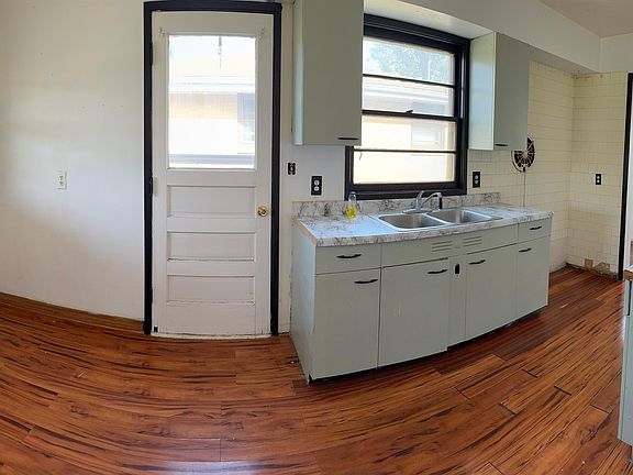 3rd image of 611 W 15th St