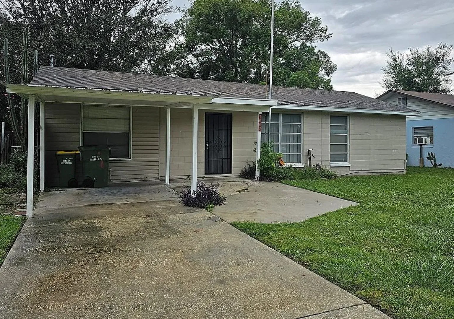 Spacious 3 bedroom 1 bath Single Family Home with Fenced in Yard!! — Photo 1