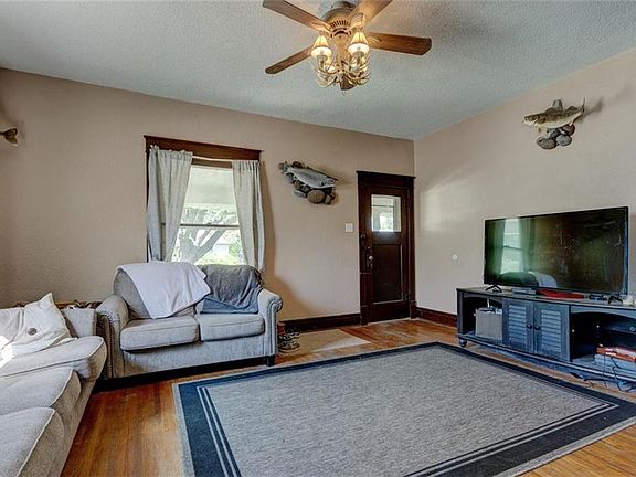 5th image of 417 N John Wayne Dr