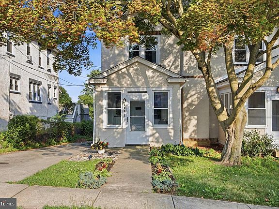 3rd image of 622 Seneca Ave