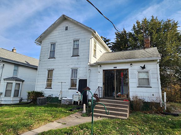 3rd image of 1211 E 2nd St