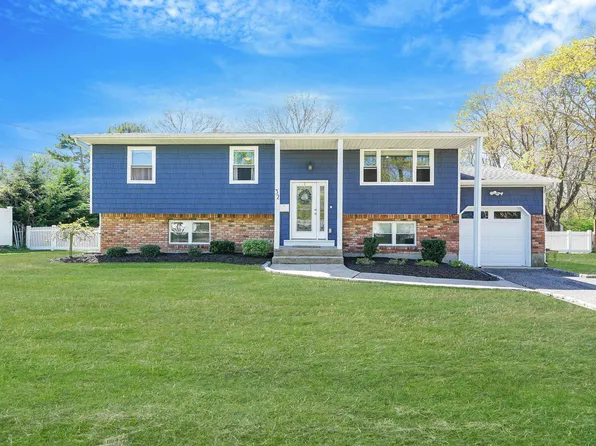 32 Country Greens Drive, Bellport, NY 11713