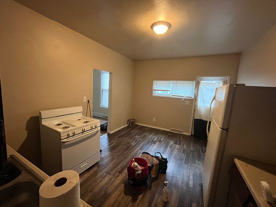1st image of 651 E 8th St