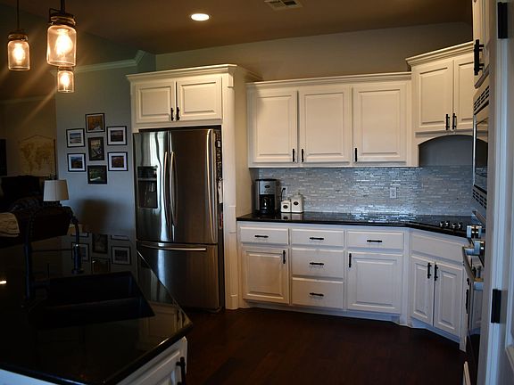 4th image of 805 S Bouziden Dr