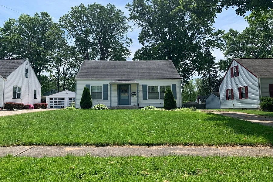 1416 Maplewood St NE photo 1