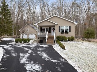 32 Meadows Dr, Hawley, PA 18428