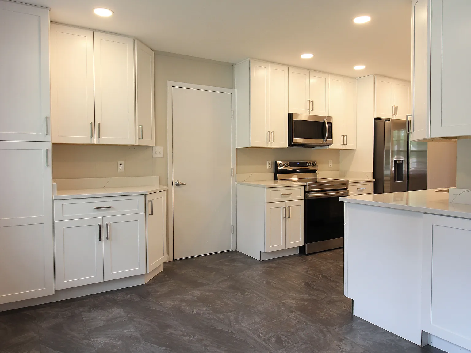 5 bed, 2.5 bath, 2199 sqft, $3,800 — Photo 3