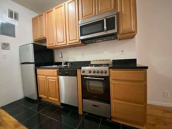 5th image of 190 E 3rd St APT 4C