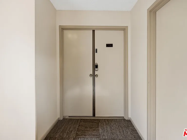 1037 N Vista St #206 — Photo 3