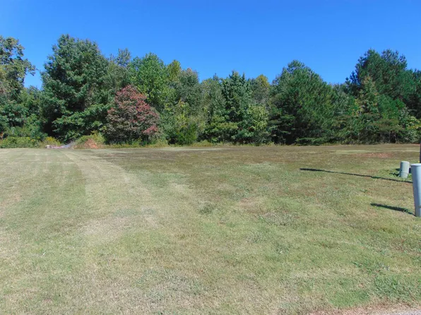 23 Riverview Dr, Sheffield, AL 35660