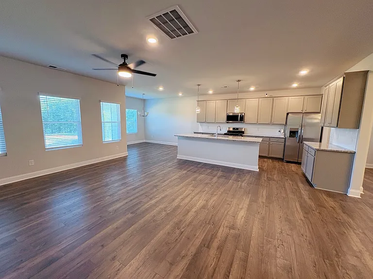 1038 Mapletree Ln — Photo 2