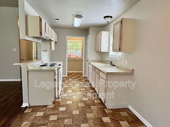 4th image of 1136 Alvarado St