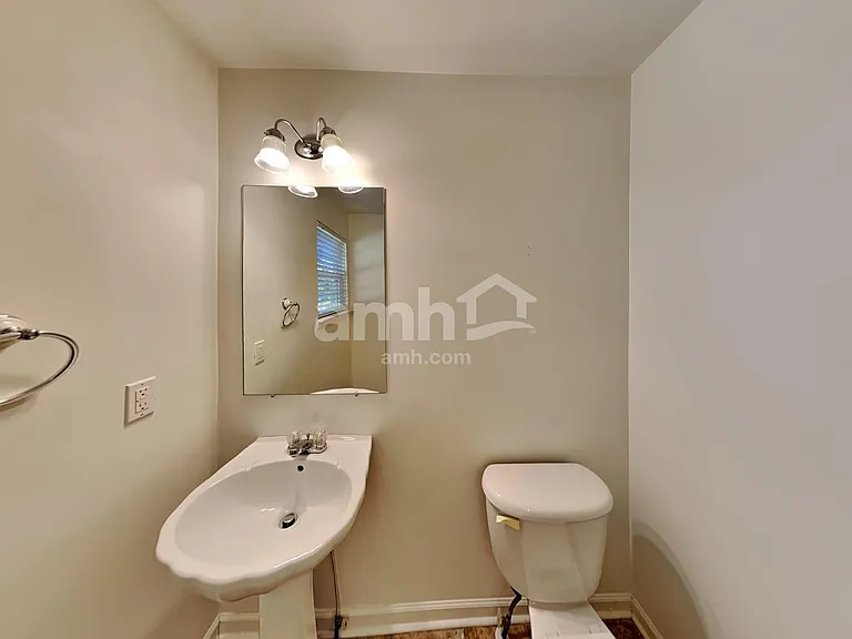 1042 Vanguard Dr — Photo 10