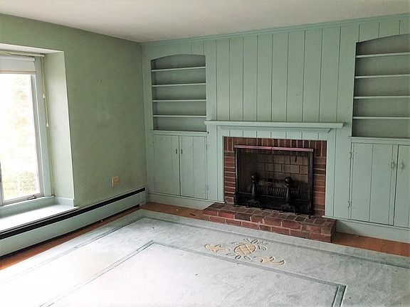 3rd image of 33 Wyndhurst Dr