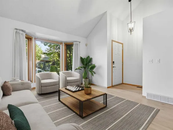 463 N 23rd Ave NW, Calgary, AB T2M 1S5