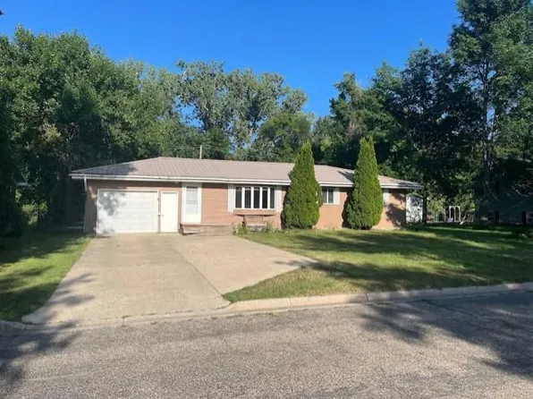 158 Maplewood Dr, Gwinner, ND 58040