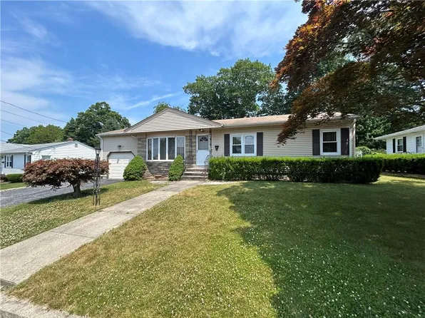 30 Wenscott Ln, North Providence, RI 02904