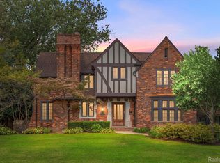 1239 Buckingham Rd, Grosse Pointe, MI 48230