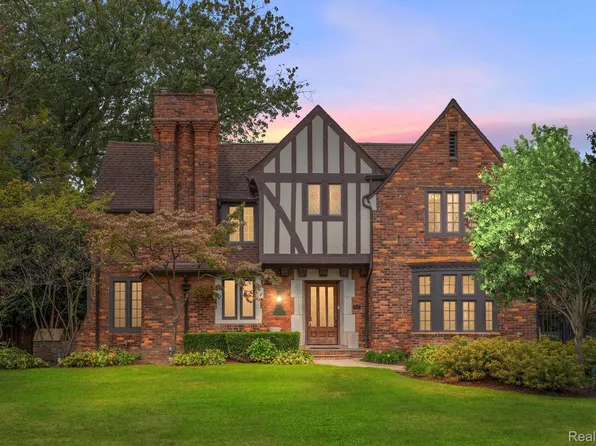 1239 Buckingham Rd, Grosse Pointe, MI 48230