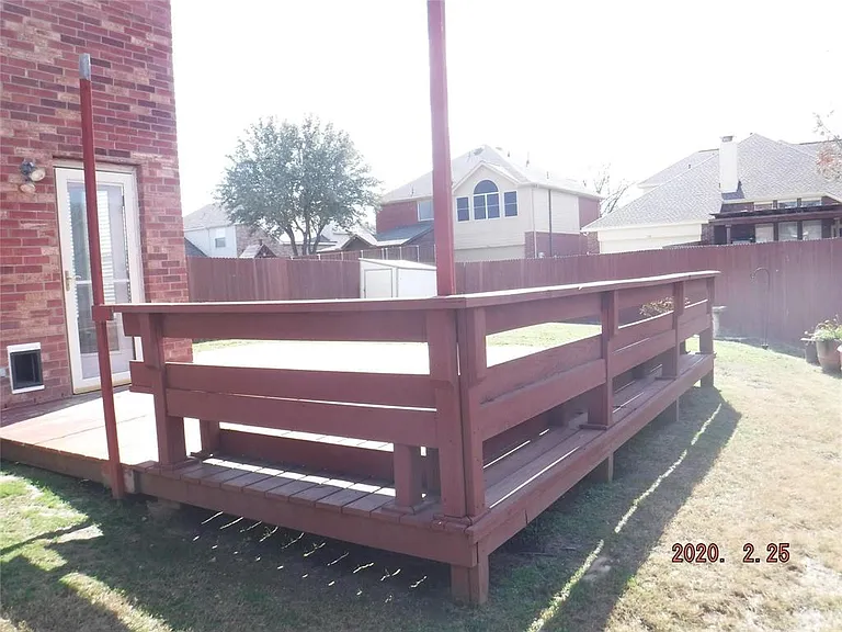 DECK WITH SEATS TO ENJOY THE OUTDOORS.