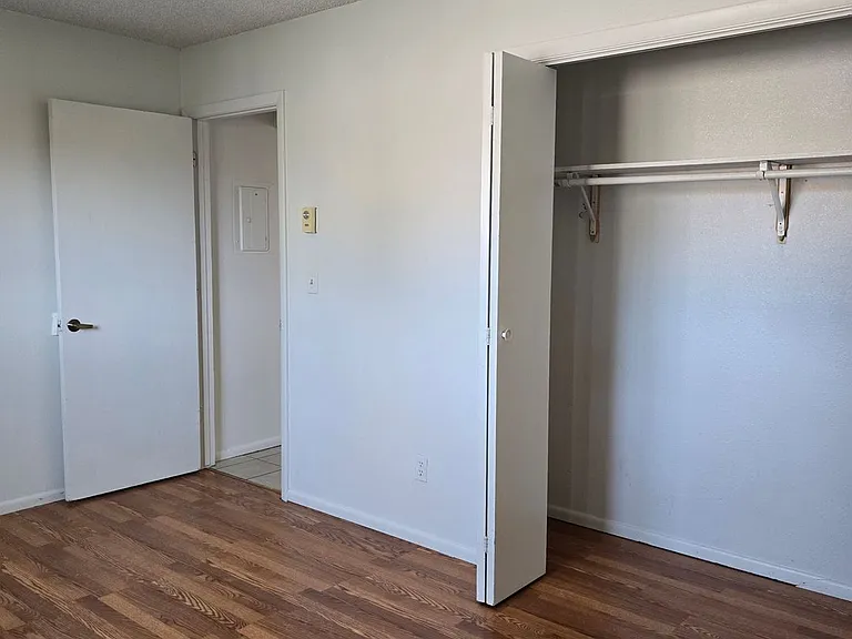 940 Iowa Ave — Photo 12