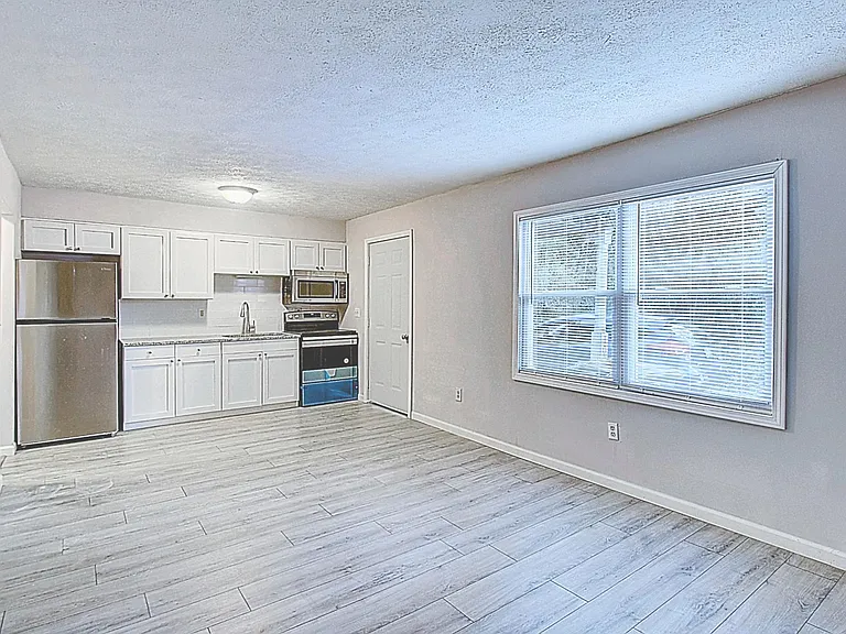1004 Derwood Ct — Photo 1