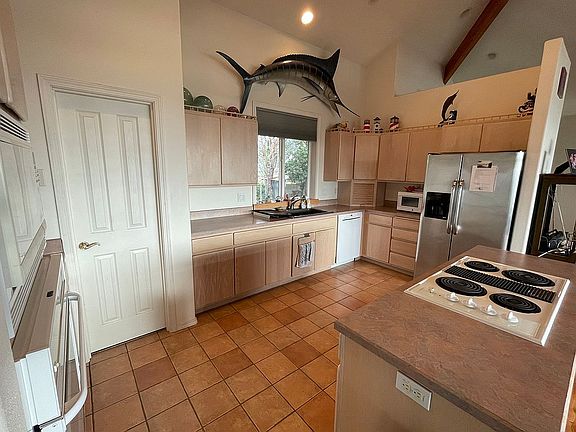 4th image of 35590 Rueppel Ave