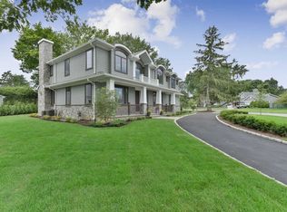 73 Westwood Cir, Roslyn Heights, NY 11577