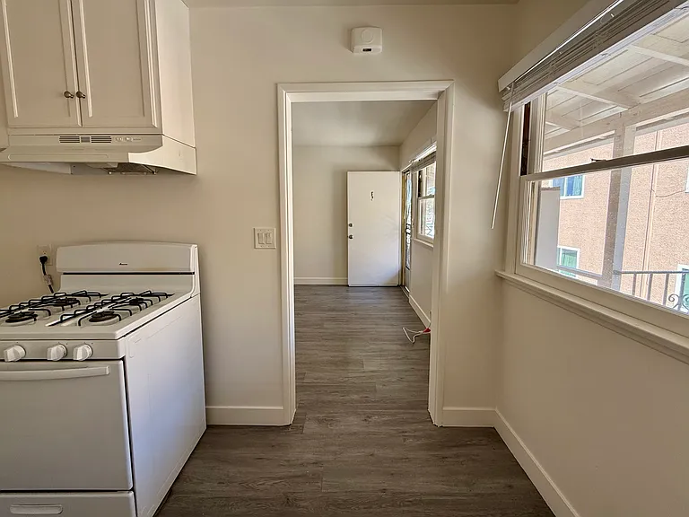 22719 Del Valle St #E — Photo 4
