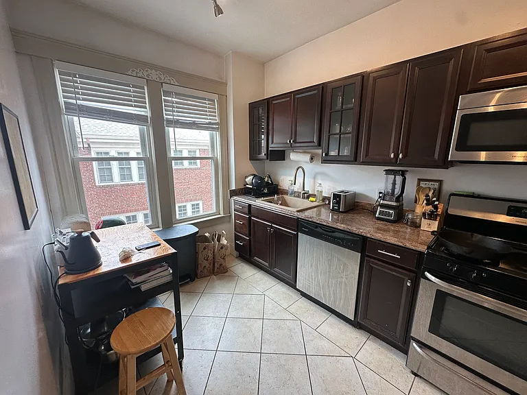 134 Sutherland Rd — Photo 2