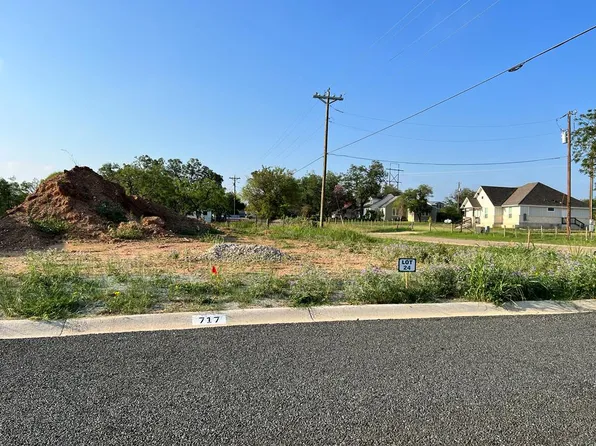 717 Wedgewood Ln, Fredericksburg, TX 78624