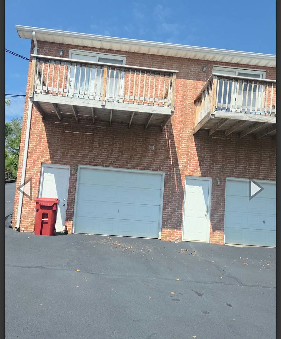 1bedroom 1 bath brick condo drive under garage — Photo 3