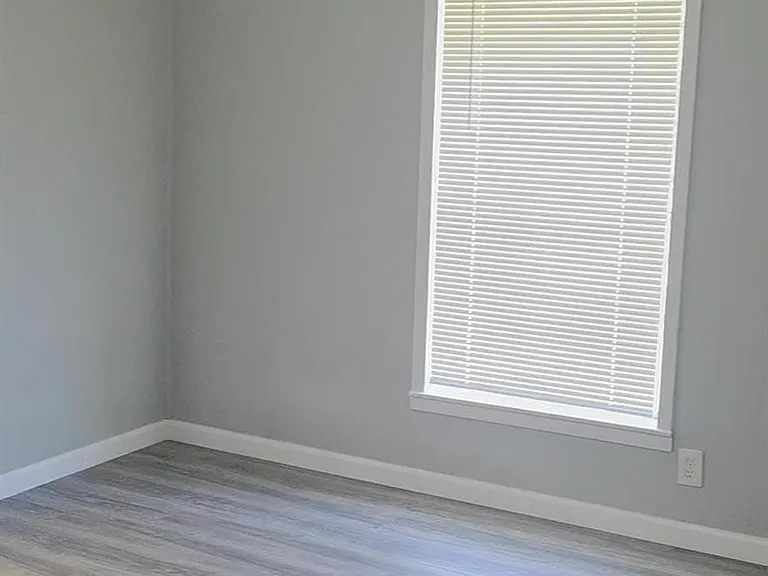 407 E Homan St — Photo 32