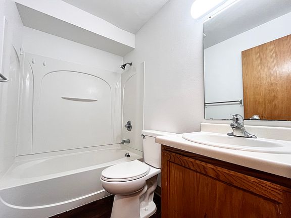 4th image of 1456 N Burlington Ave #1460-22