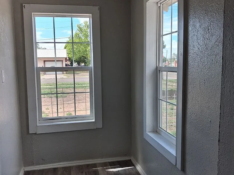 704 S Abilene Ave — Photo 4