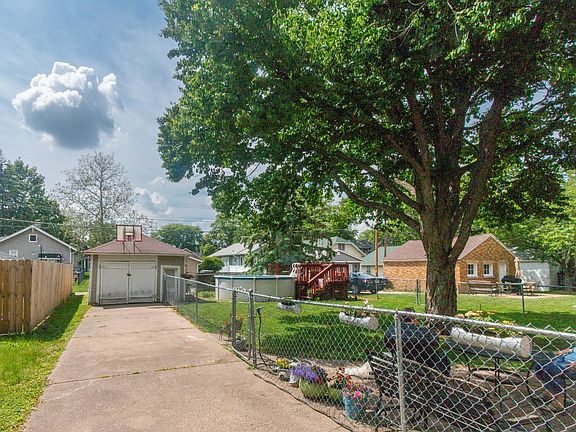 3rd image of 2440 Arlington Ave
