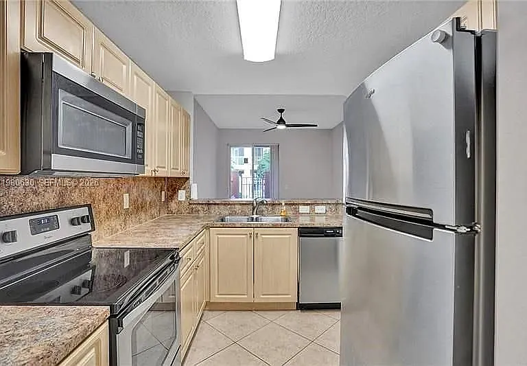 2325 Mariner Ct #TOWNHOUSE — Photo 2